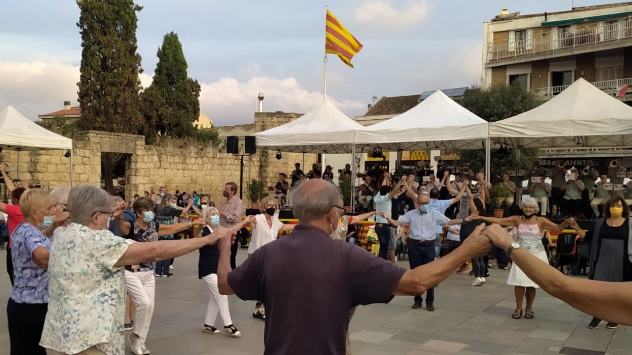 Diumenge de sardanes a la plaça d'Octavià