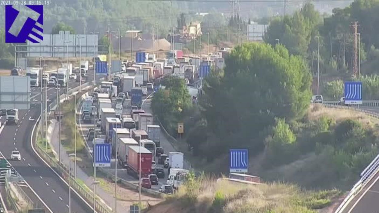Tallat un carril de l'AP-7 per un vehicle avariat a Sant Cugat
