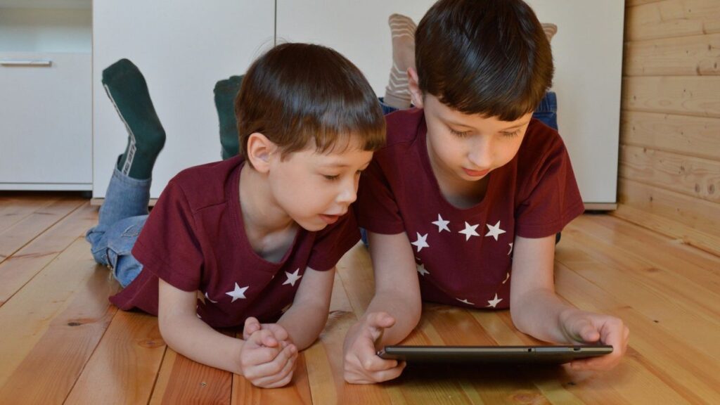 Alt: Són millors les pantalles grans que les petites per a la vista dels infants?