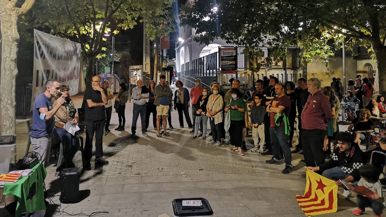 Una cinquantena de persones commemora l'1-O a La Floresta