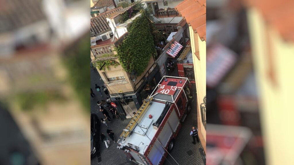 Alt: S'incendia la bateria d'un patinet elèctric en un local del carrer Valldoreix i acudeixen dos camions dels Bombers