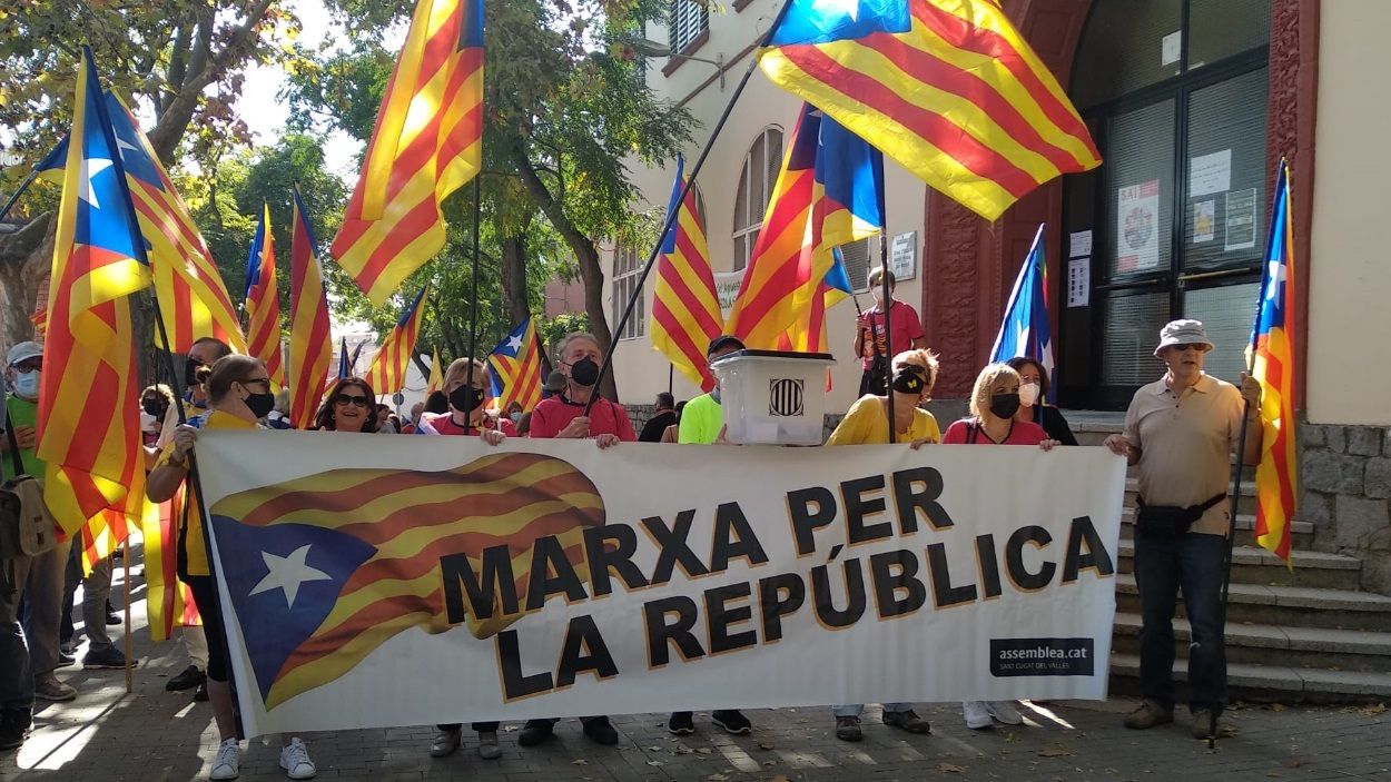 150 persones commemoren l'1-O durant la Marxa per la Llibertat