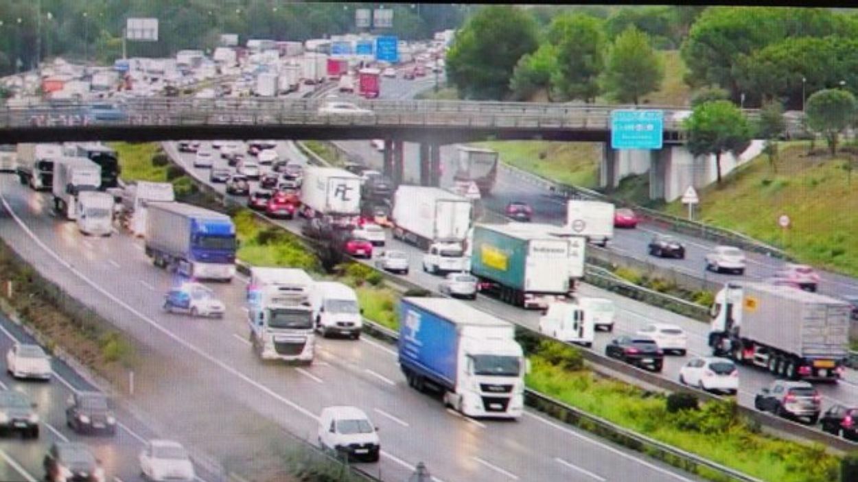 Matí de complicacions a l'AP-7 a Sant Cugat per la pluja