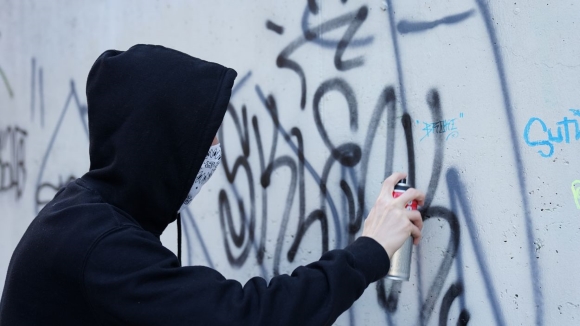 L'Ajuntament recorda que només pot netejar els grafitis de l'espai públic