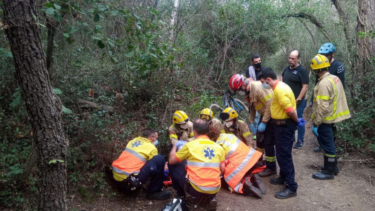 Socorren un ciclista accidentat al corriol de Can Codonyers