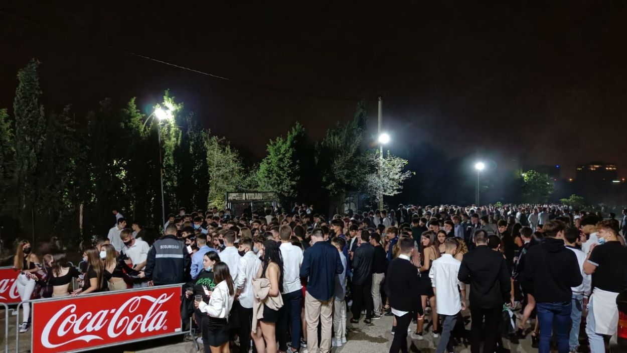 Dispositiu policial per prevenir incidents a l'entrada de les carpes Drinkking-Lemon Sant Cugat