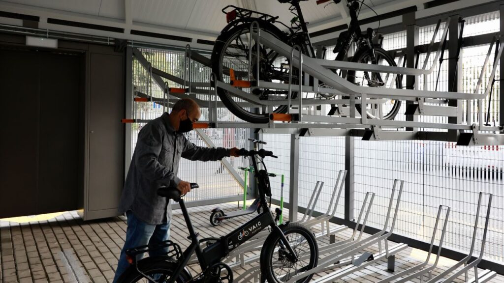Alt: 'Bicitancat', el primer aparcament per a bicicletes dels FGC s'estrena a l'estació de Valldoreix