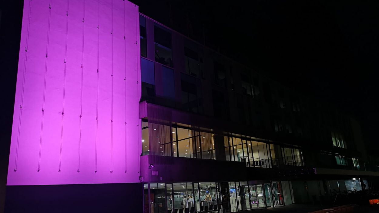 L'Ajuntament de Sant Cugat s'il·lumina per visibilitzar la síndrome de Turner