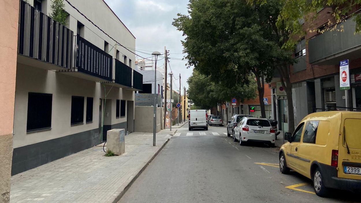 Nou famílies de l'avinguda Ragull fa un any que viuen sense electricitat pròpia en un edifici de nova construcció