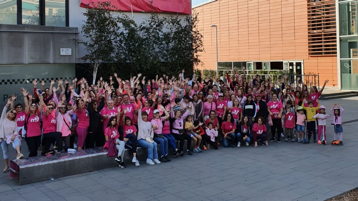 De rosa i trepitjant carrer contra el càncer de mama