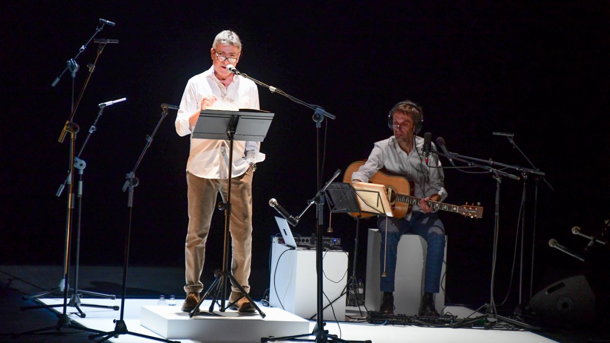 La veu de Pere Arquillué captiva el públic de Sant Cugat en el recital de poemes de Gabriel Ferrater