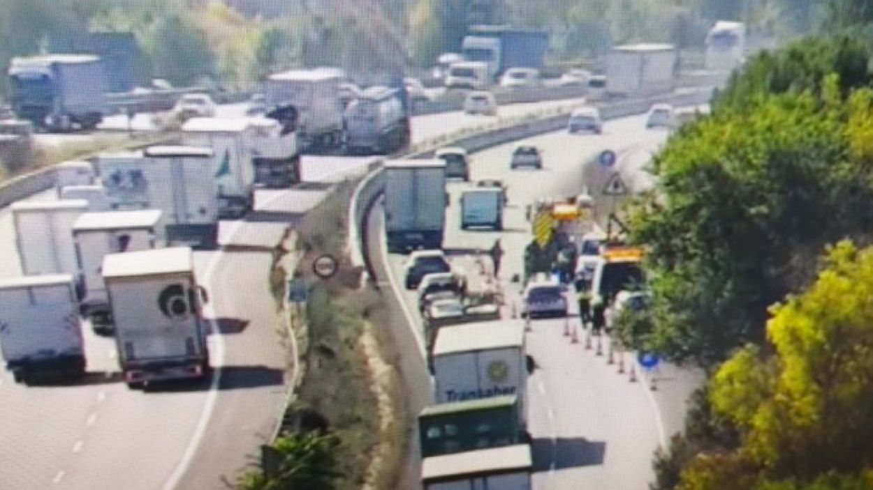 Reobert el carril tallat a la B-30 a Sant Cugat sentit Tarragona per l'incendi d'un vehicle