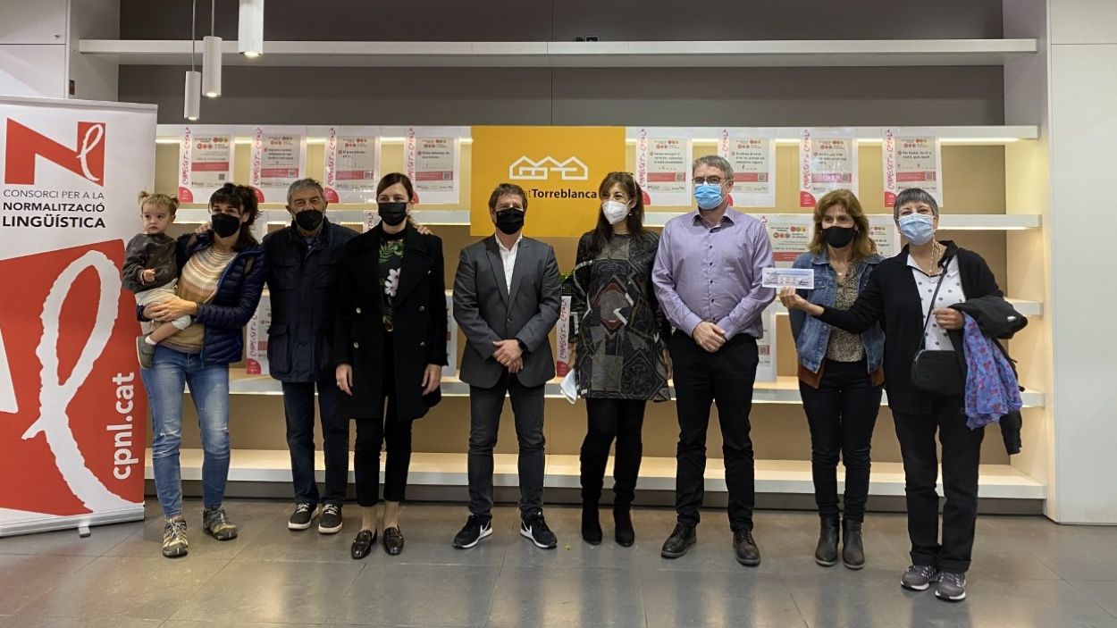 El Consorci per a la Normalització Lingüística reparteix els premis del concurs 'De parada en parada, guanya la jugada!'