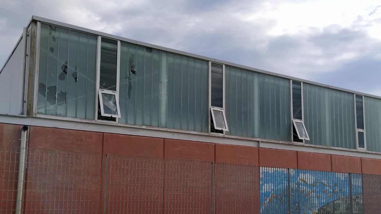 Vandalisme i vidres trencats a l'escola del Turó de Can Mates
