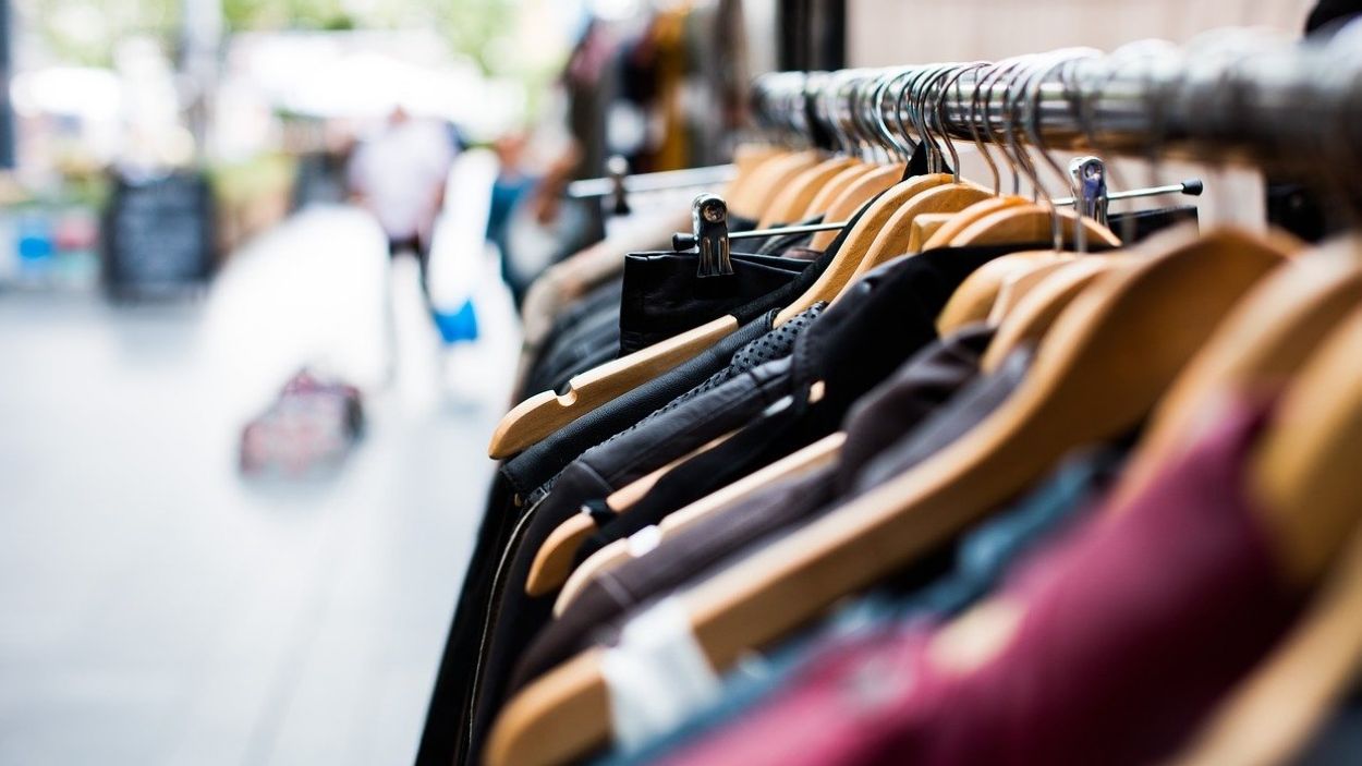 Reciclar i comprar roba de segona mà: consells per no perjudicar el medi ambient