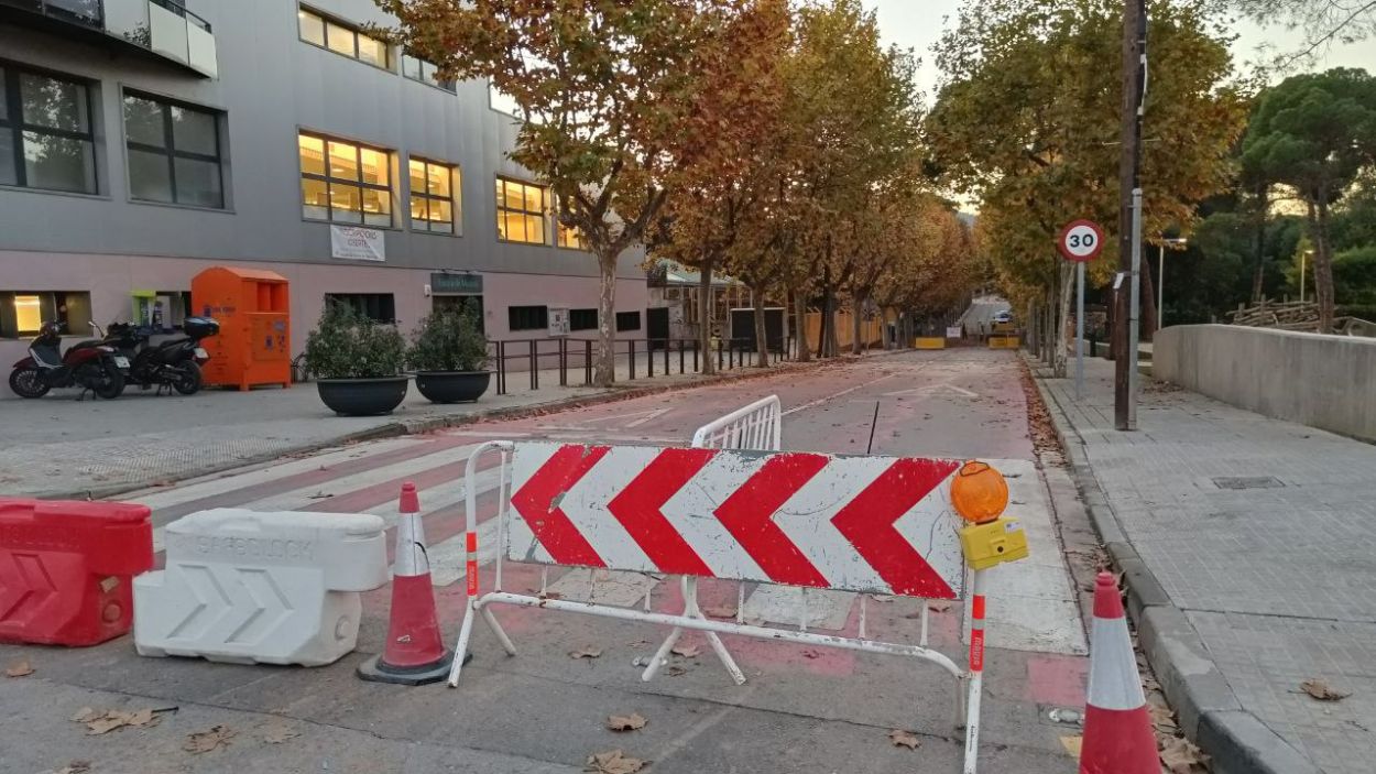 Tall de trànsit a la rambla Mossèn Jacint Verdaguer de Valldoreix a l'altura del carrer de Can Bord