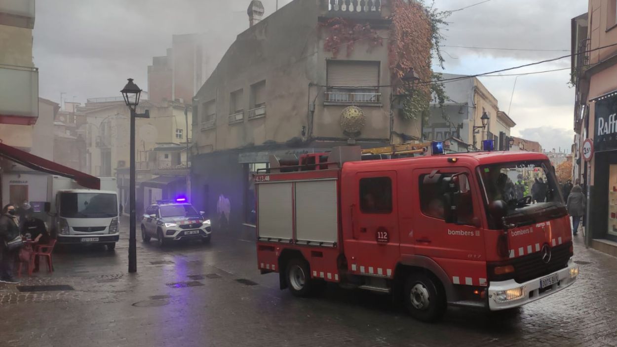Un ferit lleu per inhalació de fum en un incendi a la cafeteria Somewhere per culpa de la fregidora