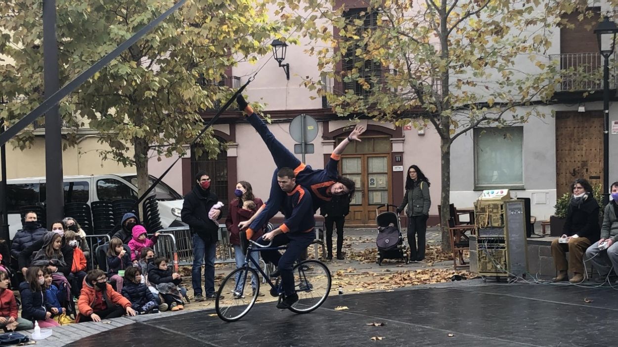 La música, les acrobàcies i els jocs de fusta són els protagonistes del matí de  'Circ per a tota la família'