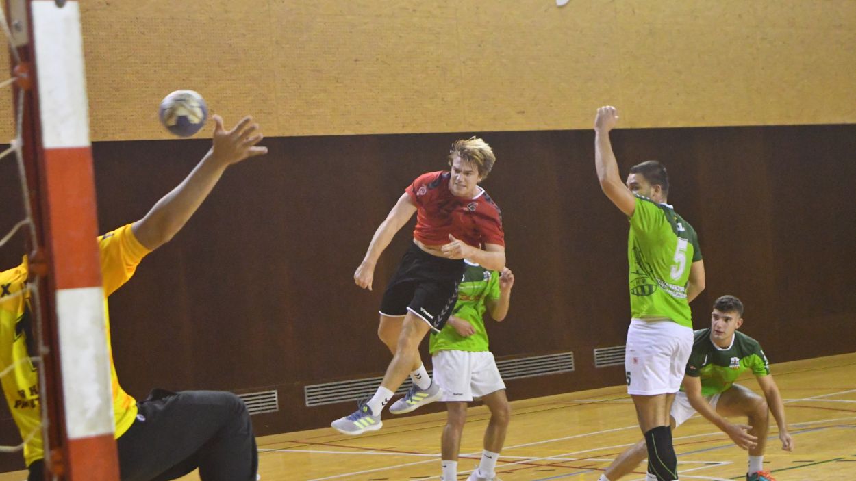 L'Handbol Sant Cugat empata a Montcada i es manté a la part alta de la taula