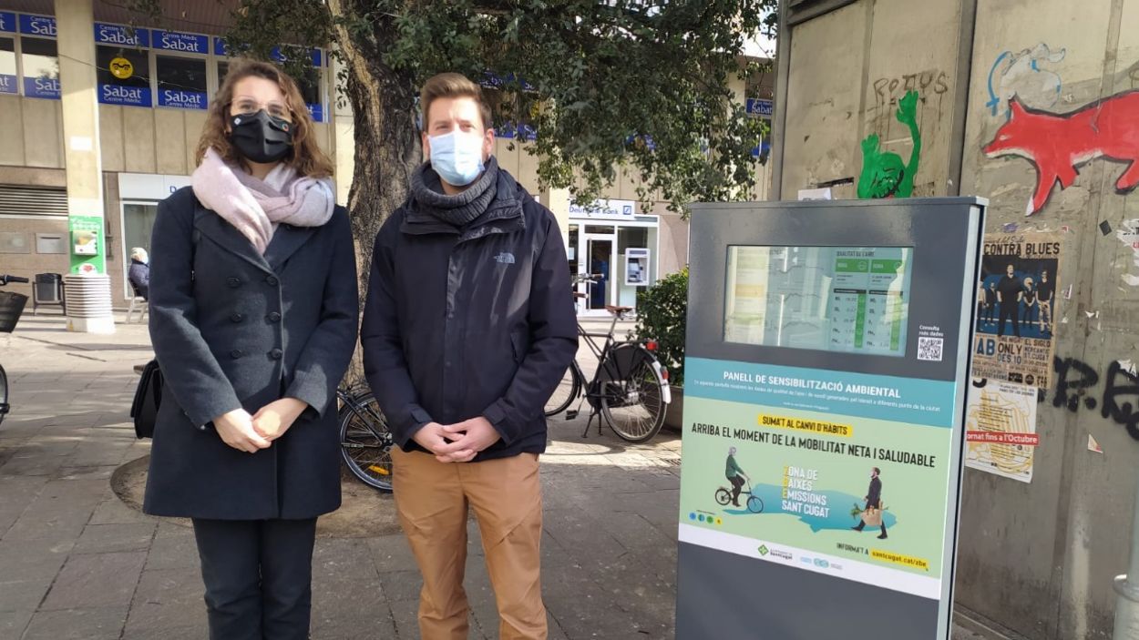 Un panell instal·lat als Quatre Cantons informa sobre la contaminació produïda pel trànsit a Sant Cugat