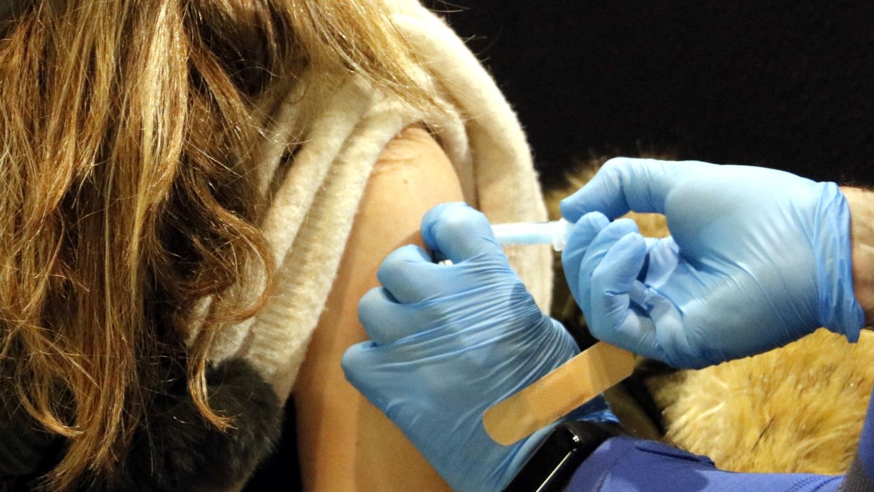 La quarta dosi de la vacuna contra la Covid-19 s'aplicarà a majors de 80 anys i residències