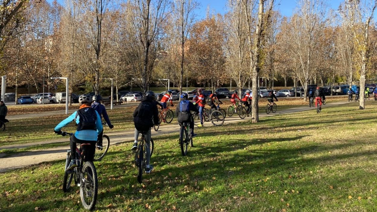 Les escoles de ciclisme de la UCSC i  l'OMET comparteixen una passejada en bicicleta