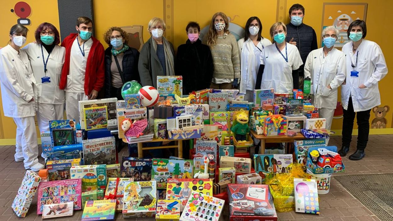 Valldoreix lliura al Parc Taulí de Sabadell les prop de 200 joguines recollides a la Milla Solidària
