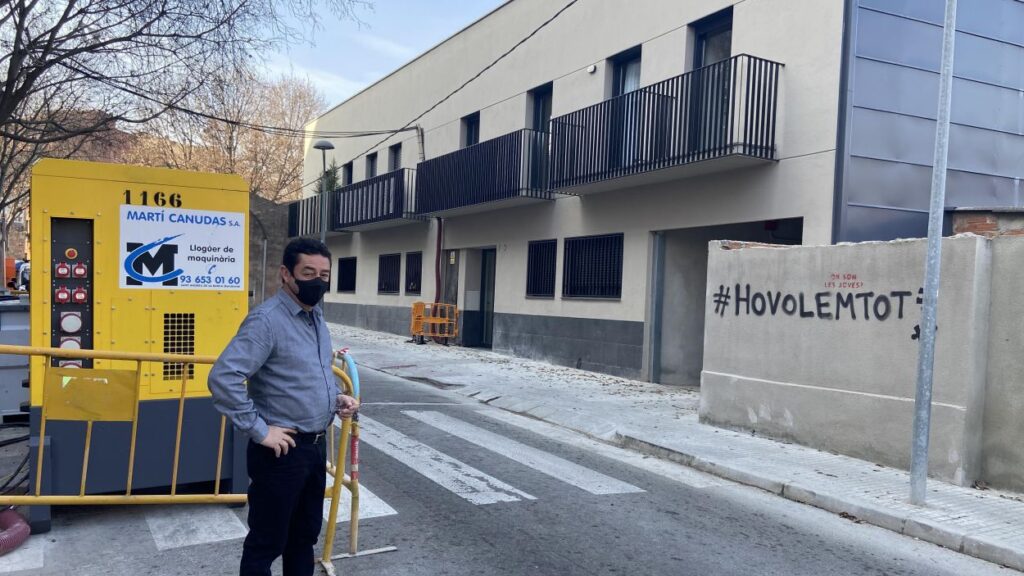 Alt: Els veïns de l'avinguda Ragull 7 podrien tenir electricitat abans de Nadal