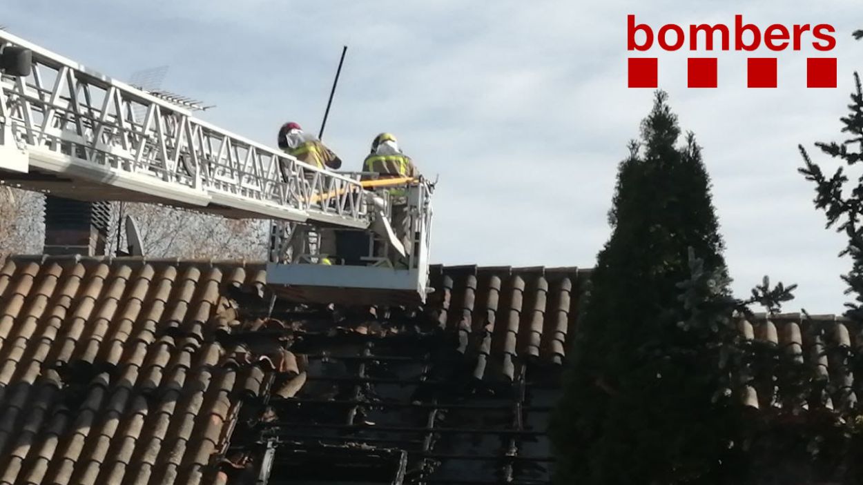 Dues persones ateses en un incendi que ha començat en un matalàs d'una casa de Valldoreix