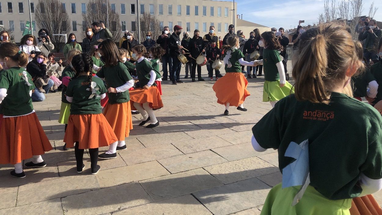 Infants de l'Esbart tornen a passejar per les places de Sant Cugat dansa tradicional i llufes