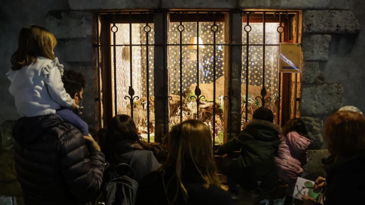 Les nadales tradicionals acompanyen la rua per descobrir els pessebres de la ciutat