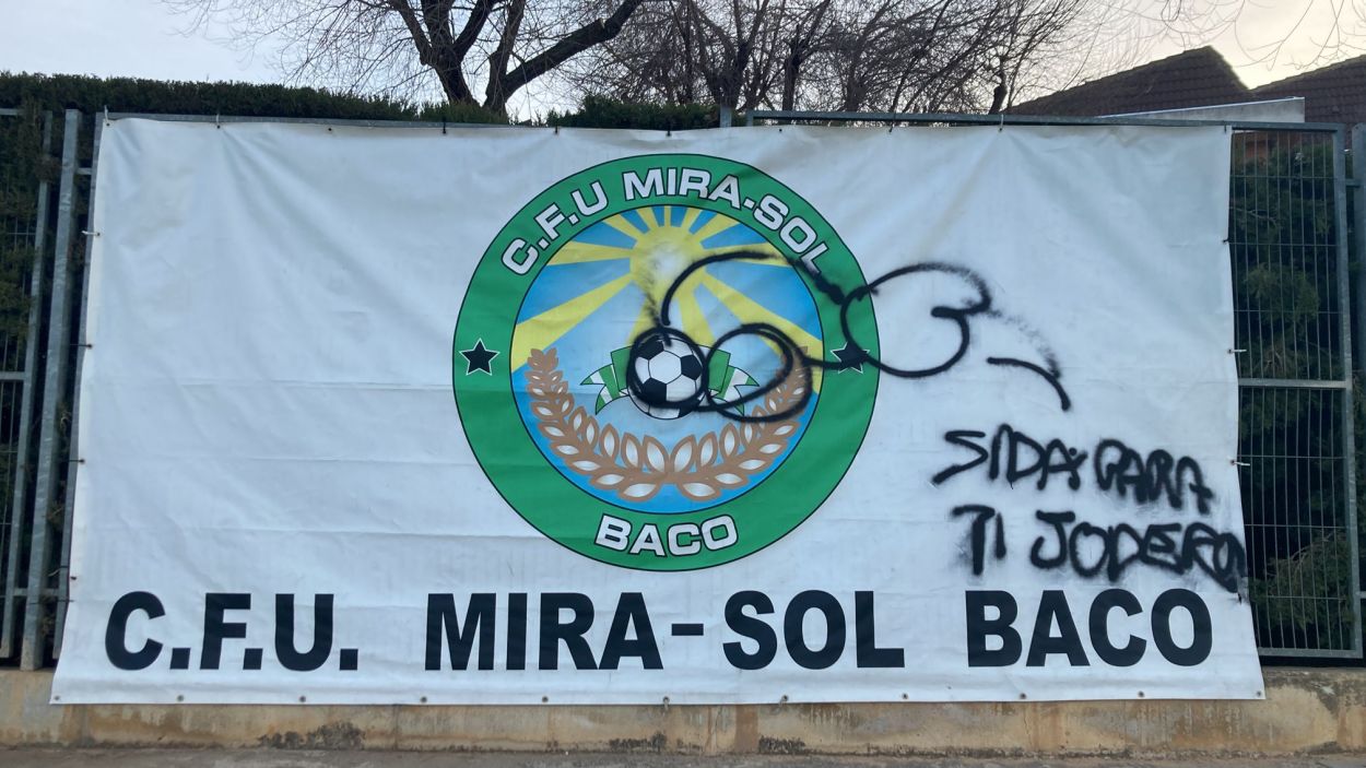Apareixen pintades vandàliques al camp de futbol del Mira-sol Baco