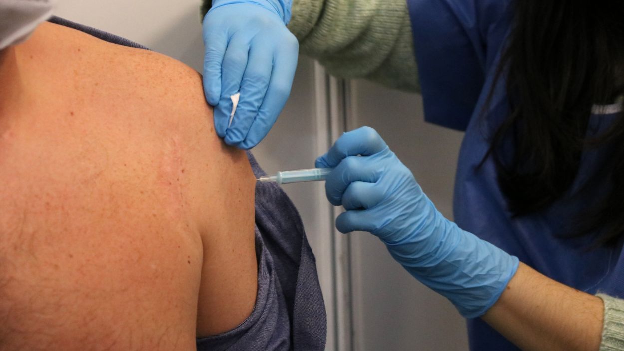 Les persones de 40 a 49 anys ja poden demanar cita per a la tercera dosi de la vacuna
