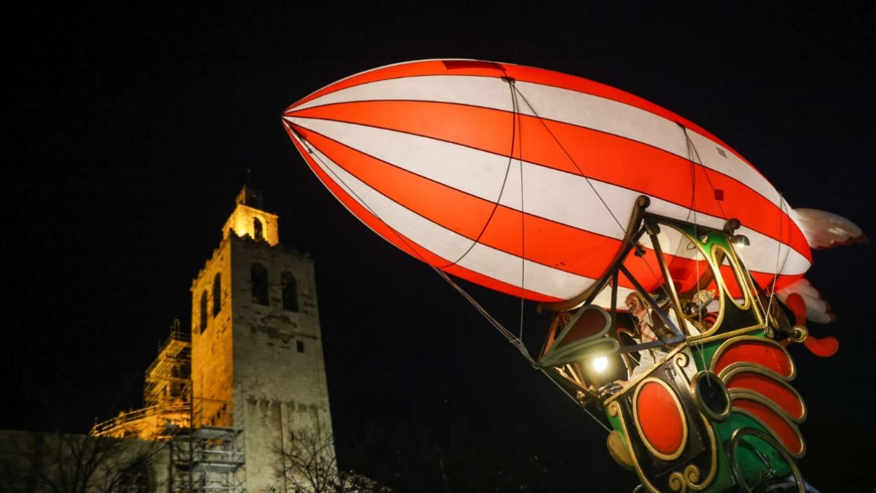 Un zepelí i els seus tripulants es posen al capdavant d'una rua fins a l'Envelat de Nadal