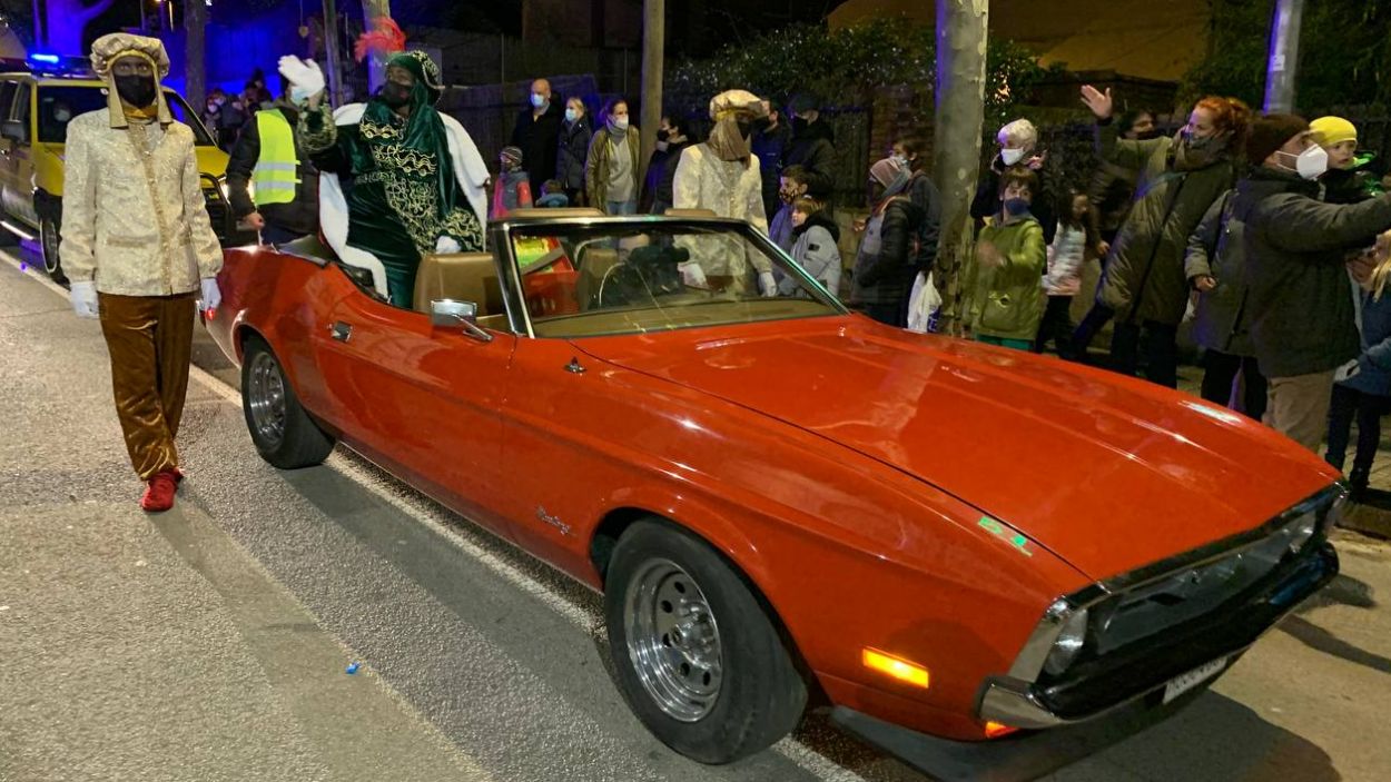 Els Reis Mags tornen a portar màgia i il·lusió (i caramels) a la vila de Valldoreix