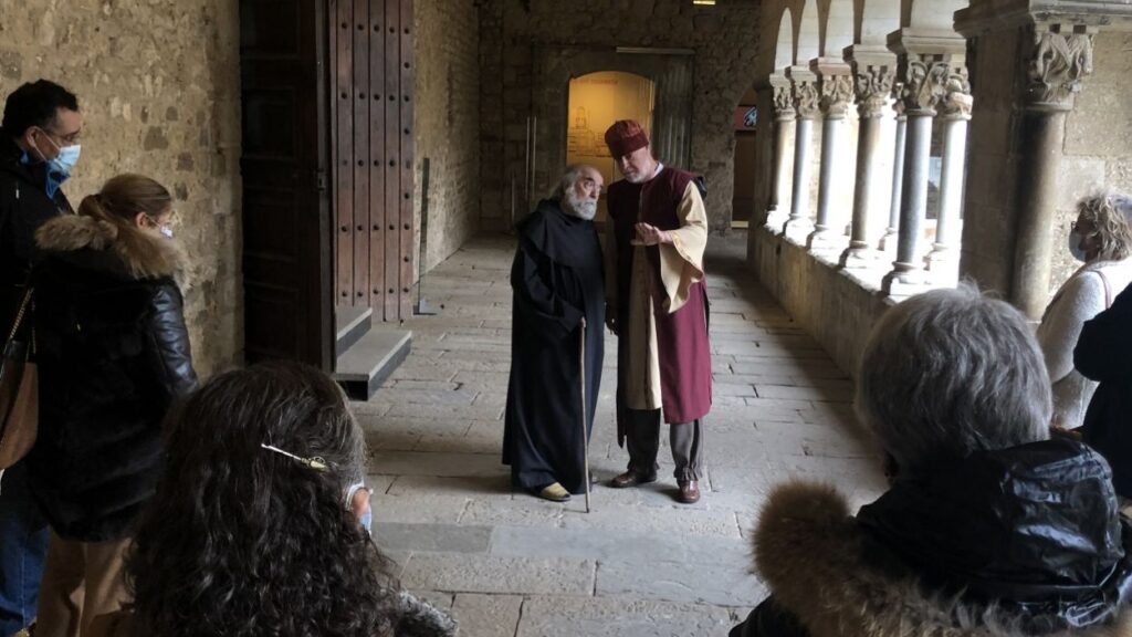 Alt: Els capitells del claustre del Monestir cobren vida amb la visita teatralitzada 'Deixeu parlar els capitells..., ells ho saben tot!'