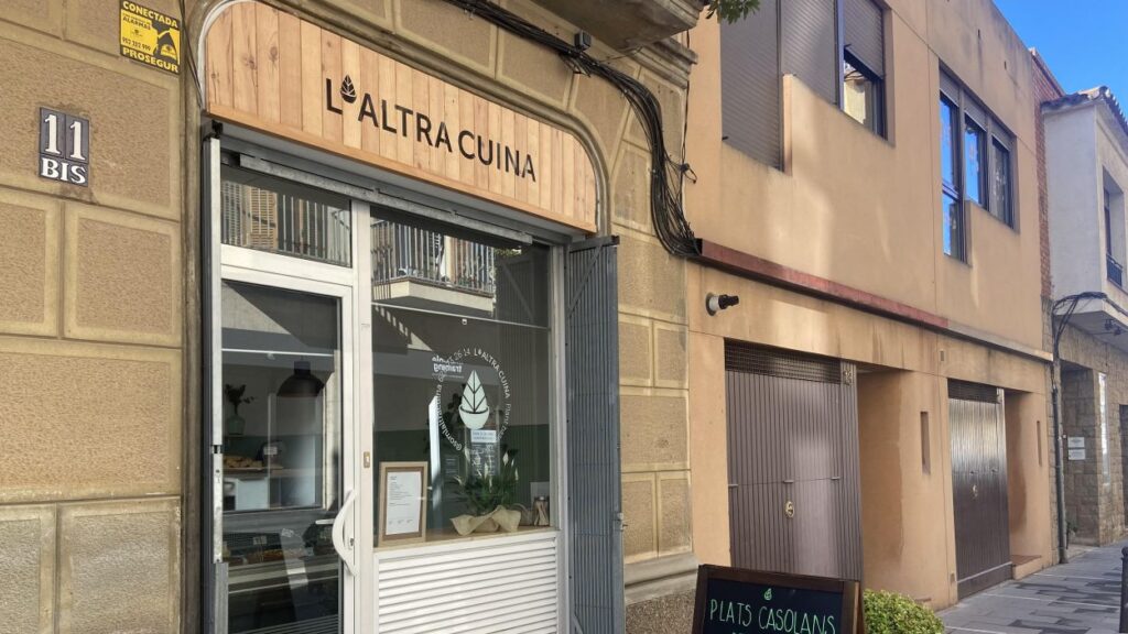 Alt: L'antiga Carnisseria Jordi es converteix en una botiga de menjar vegà per emportar