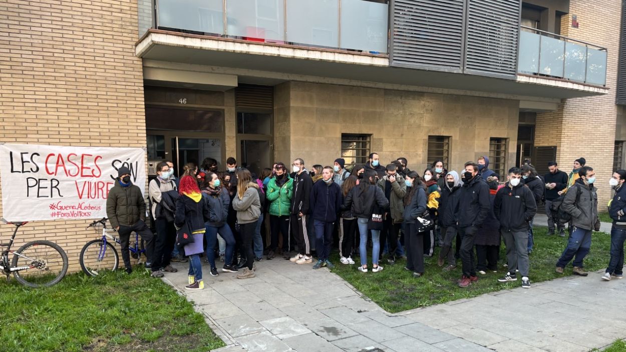 Suspès un desallotjament d'un pis ocupat al carrer de Borrell