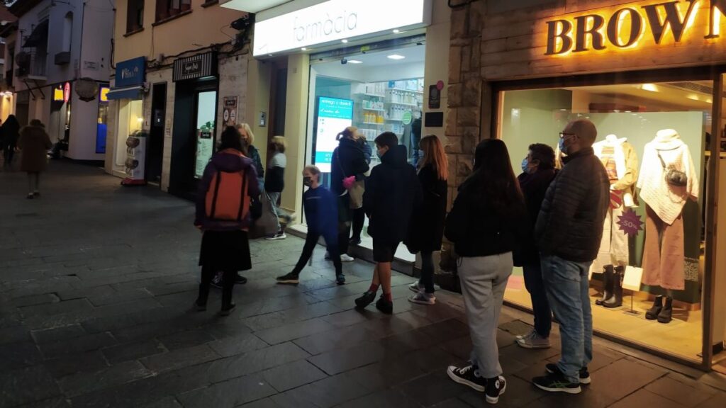 Alt: Les farmàcies de Sant Cugat s'omplen d'estudiants per fer-se els testos d'antígens gratuïts