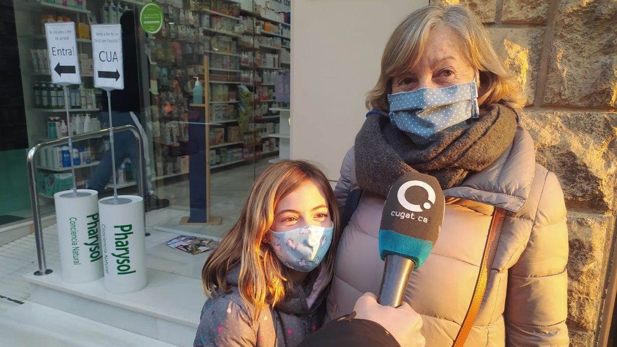 Farmàcies i famílies, resignades a les cues per seguir el protocol Covid