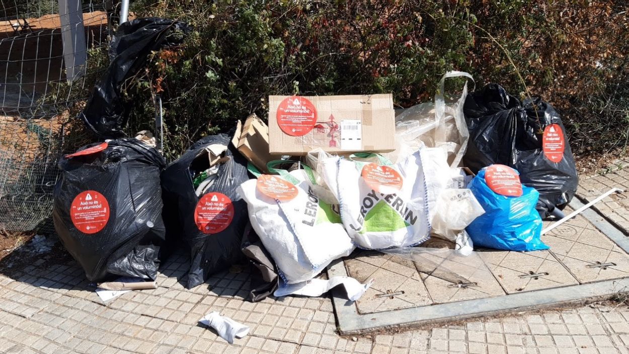 Un valldoreixenc ha de pagar 375 euros per llançar la brossa en un punt de voluminosos
