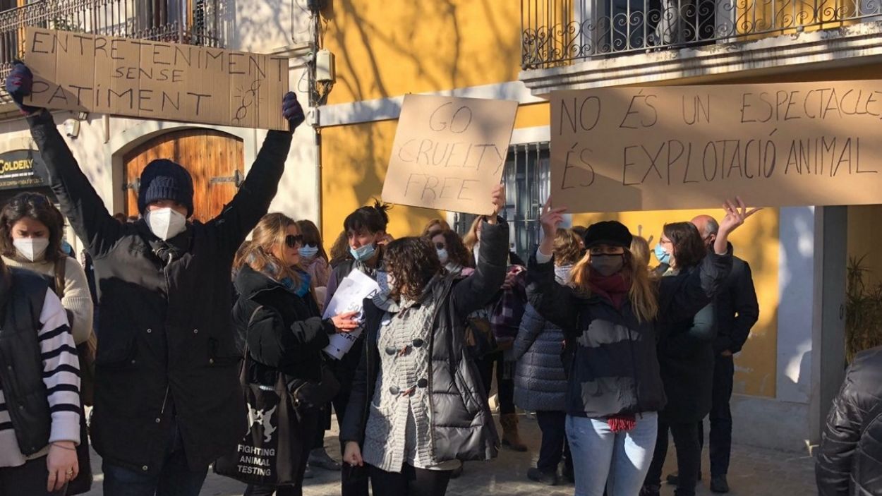 Barcelona Animal Save es manifesta als Tres Tombs en contra de la presència d'animals