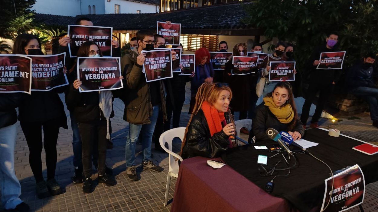 Una família s'enfronta a un desnonament imminent i alerta que aquest se sustenta en una 
