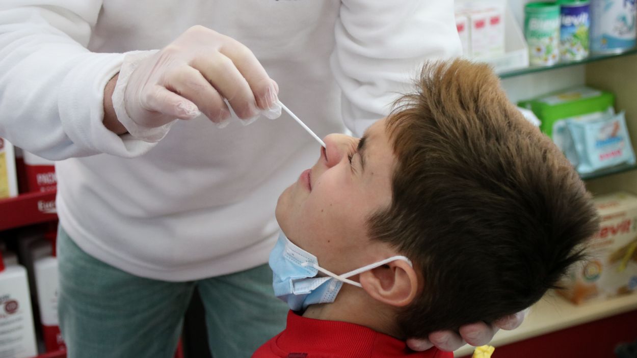 Adeu als tests als escolars quan hi hagi un positiu a l'aula