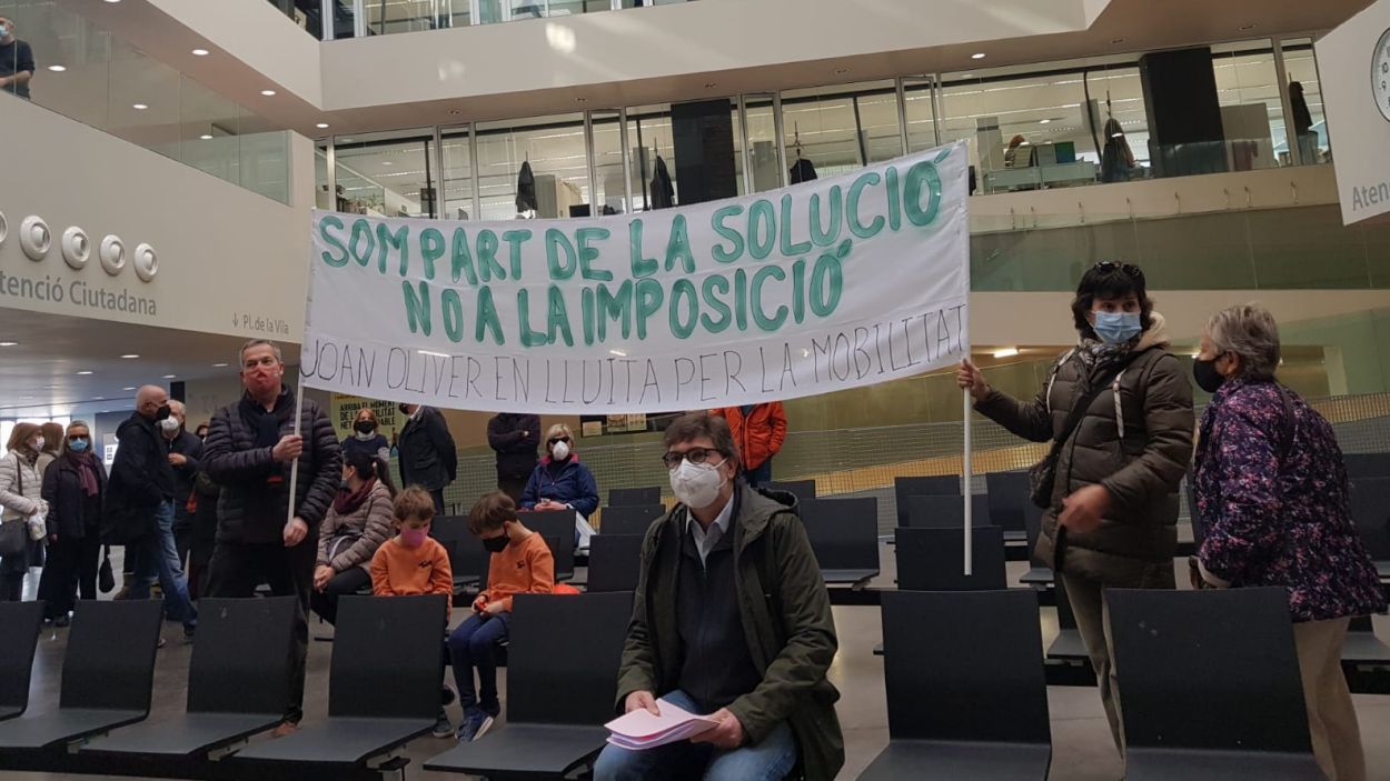 Entreguen 164 signatures per reclamar millores en la pacificació del carrer de Joan Oliver