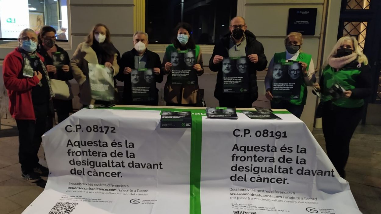 Sensibilització a la plaça dels Quatre Cantons amb motiu del Dia Mundial Contra el Càncer