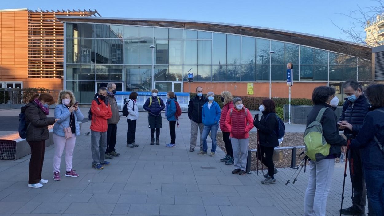 Una vintena de persones caminen per l'antic recorregut del Tramvia Blau amb el Club Muntanyenc Sant Cugat