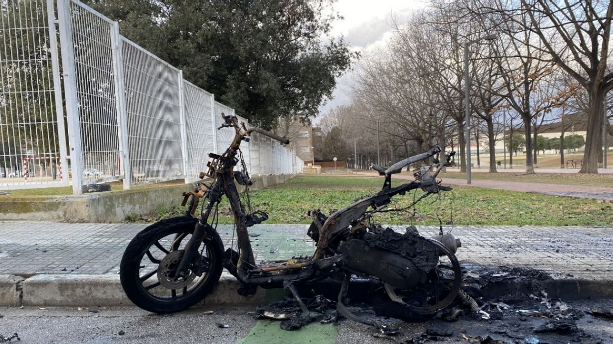Una moto es crema al carrer de Joan Oliver, al costat de l'Escola Pi d'en Xandri