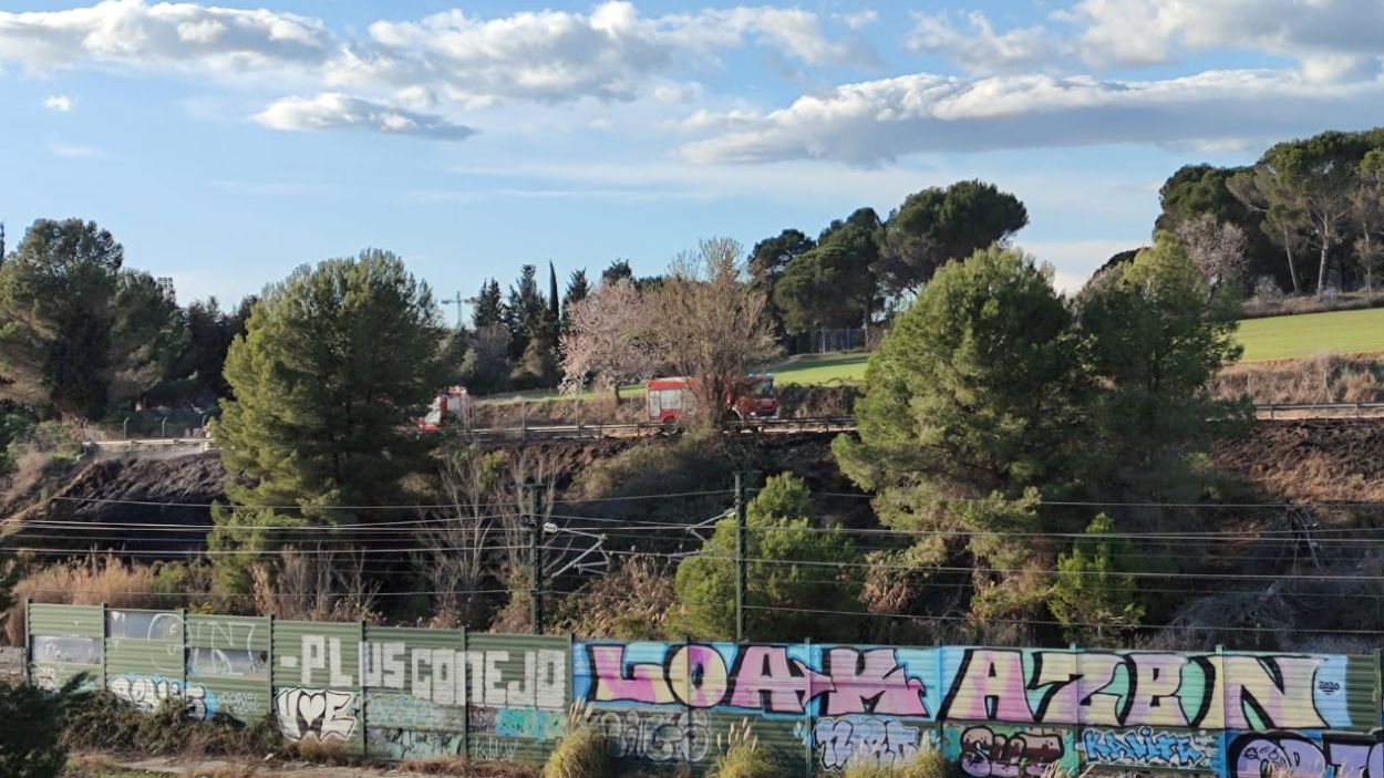 Incendi de matolls entre la via de Renfe i el camí de Sant Cugat a Sabadell