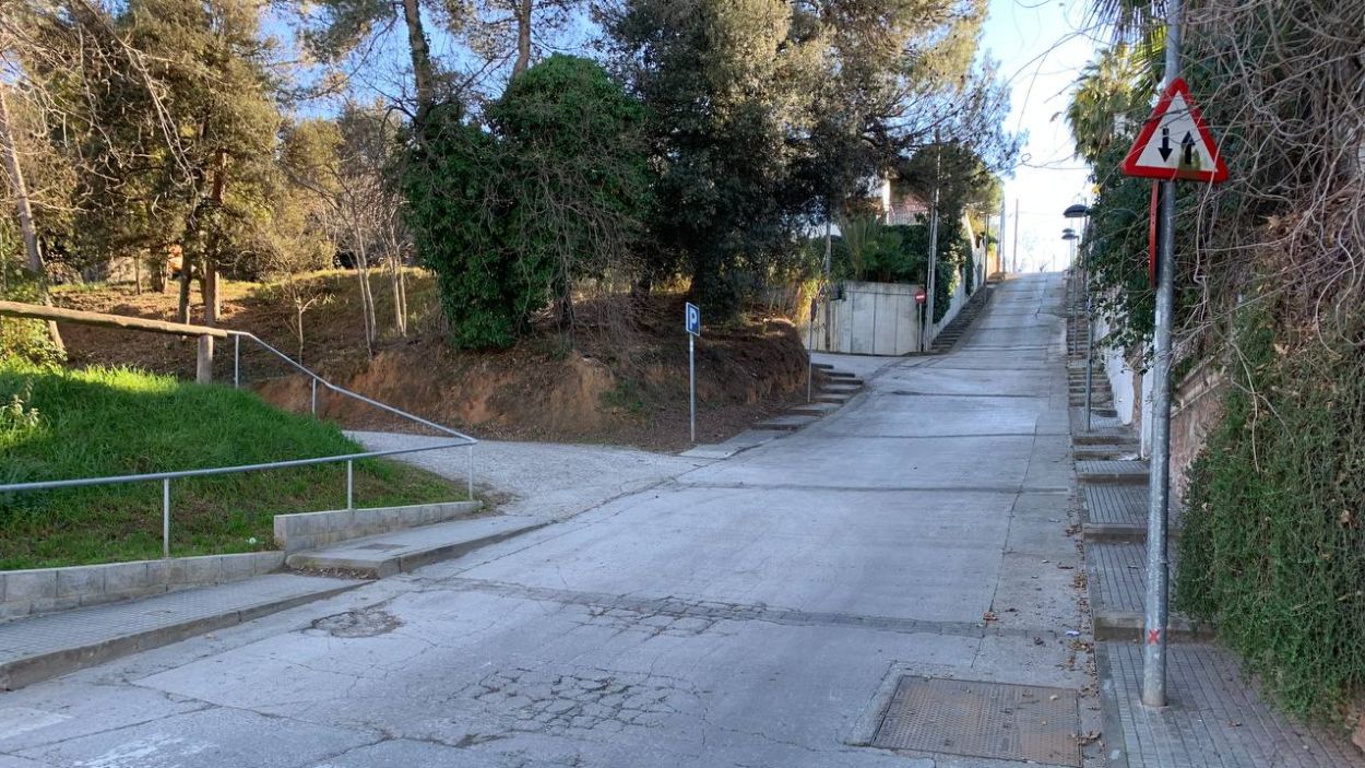 Tall de trànsit al carrer Coster de Valldoreix per renovar el paviment
